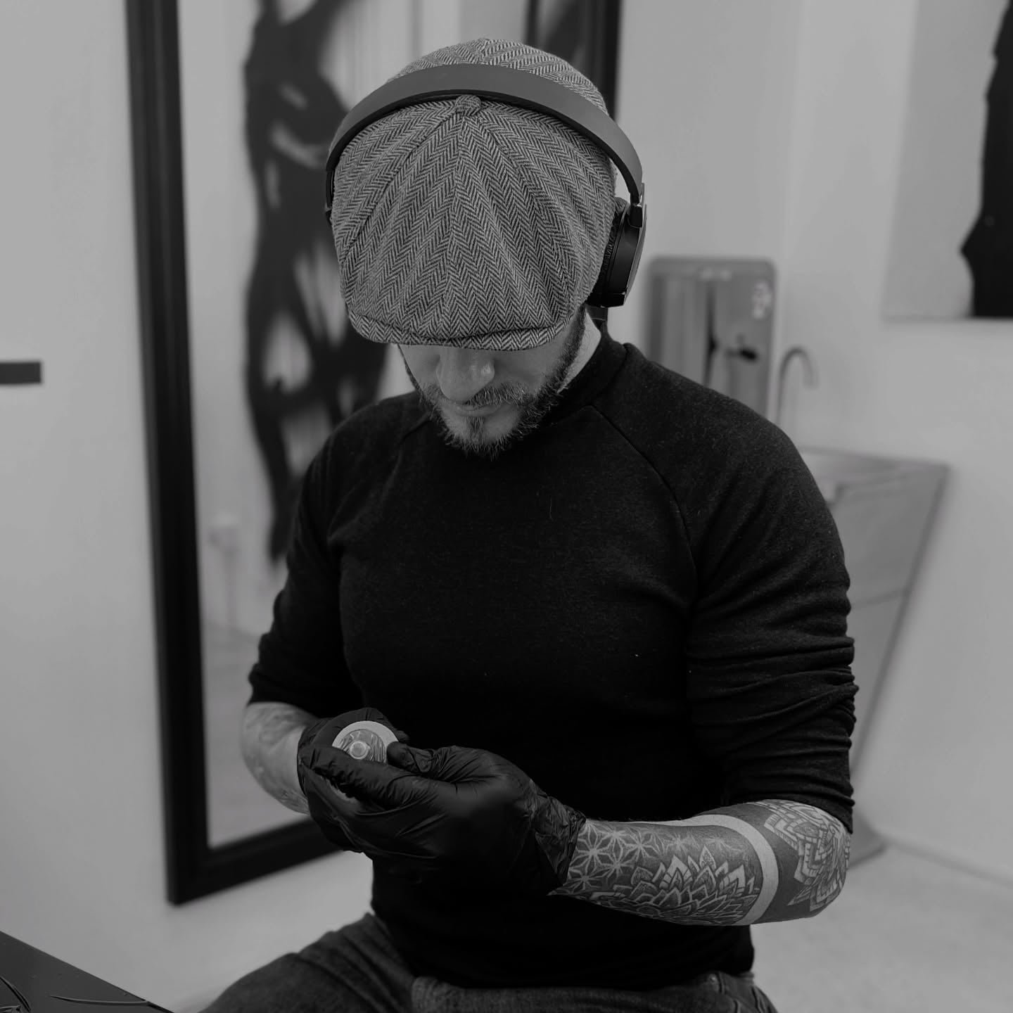 Ramon Vicente, tatuatore, ritratto in studio