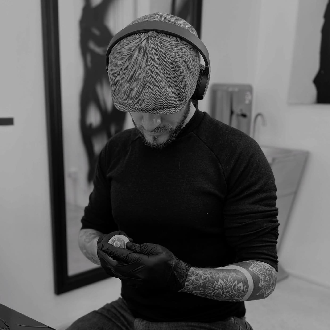 Ramon Vicente, tatuatore, ritratto in bianco e nero
