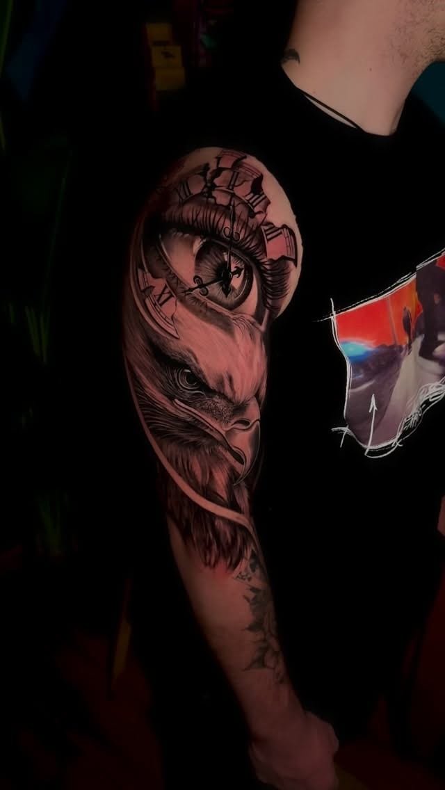 Tatuaggio Black and Grey manica intera con aquila, orologio e occhio, braccio completo