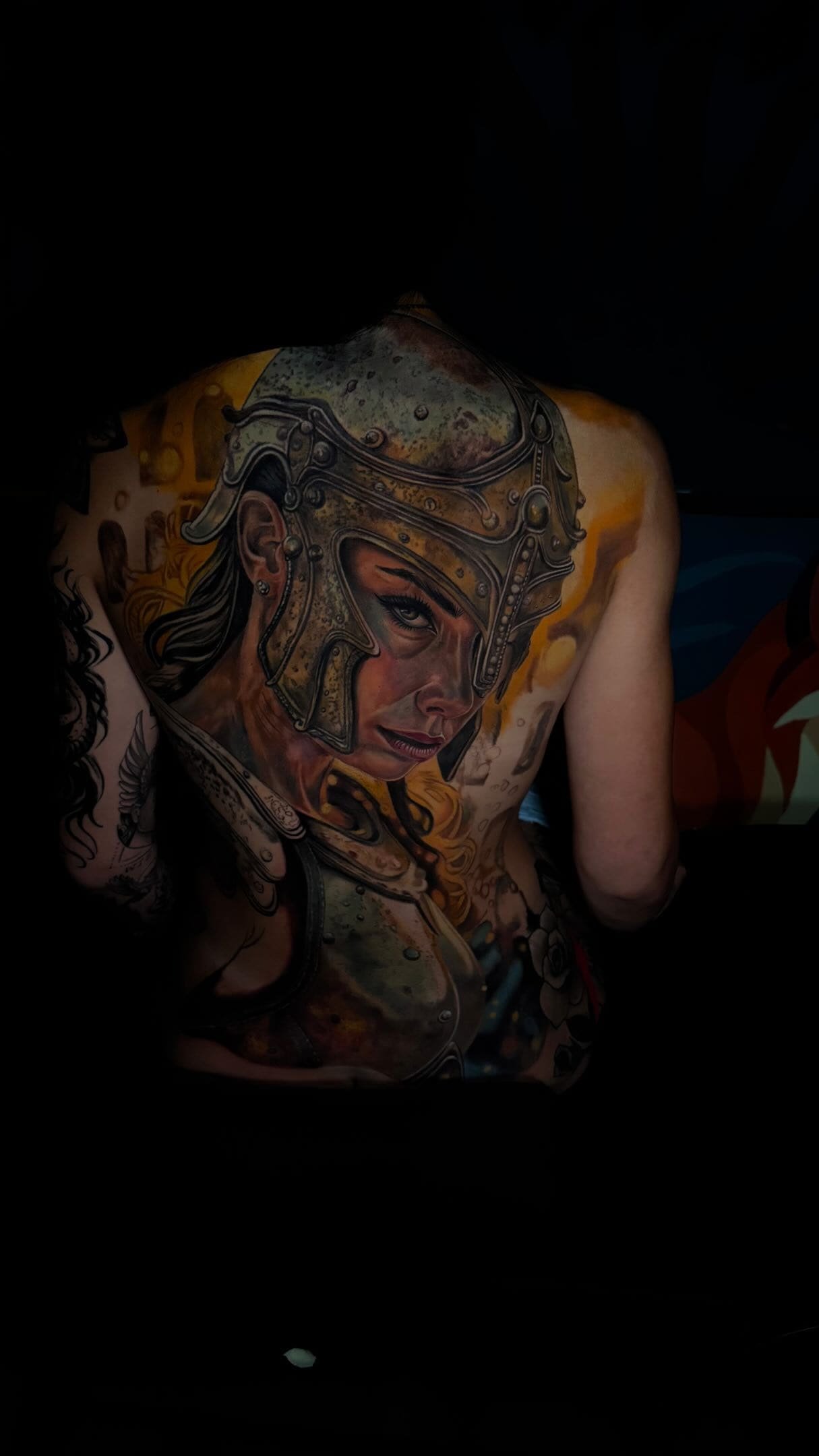 Tatuaggio Black and Grey di un volto femminile con elmo, copertura schiena intera
