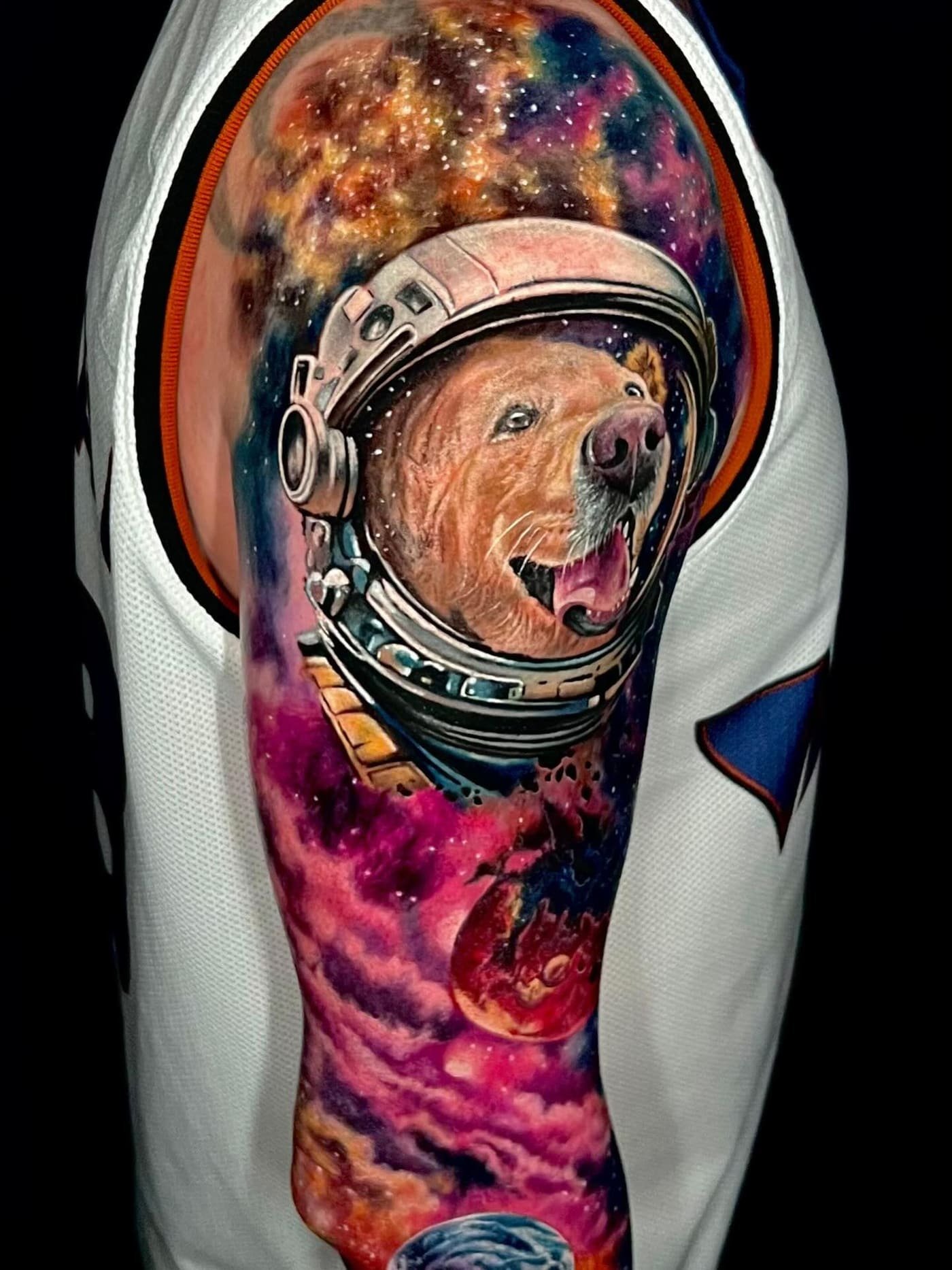 Tatuaggio realistico di un cane astronauta