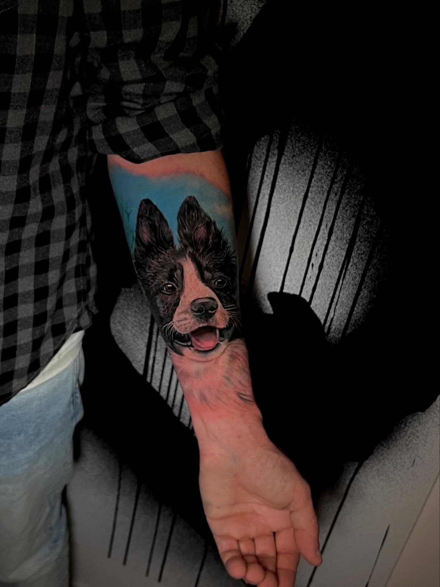 Tatuaggio realistico ritratto di un cane su sfondo blu