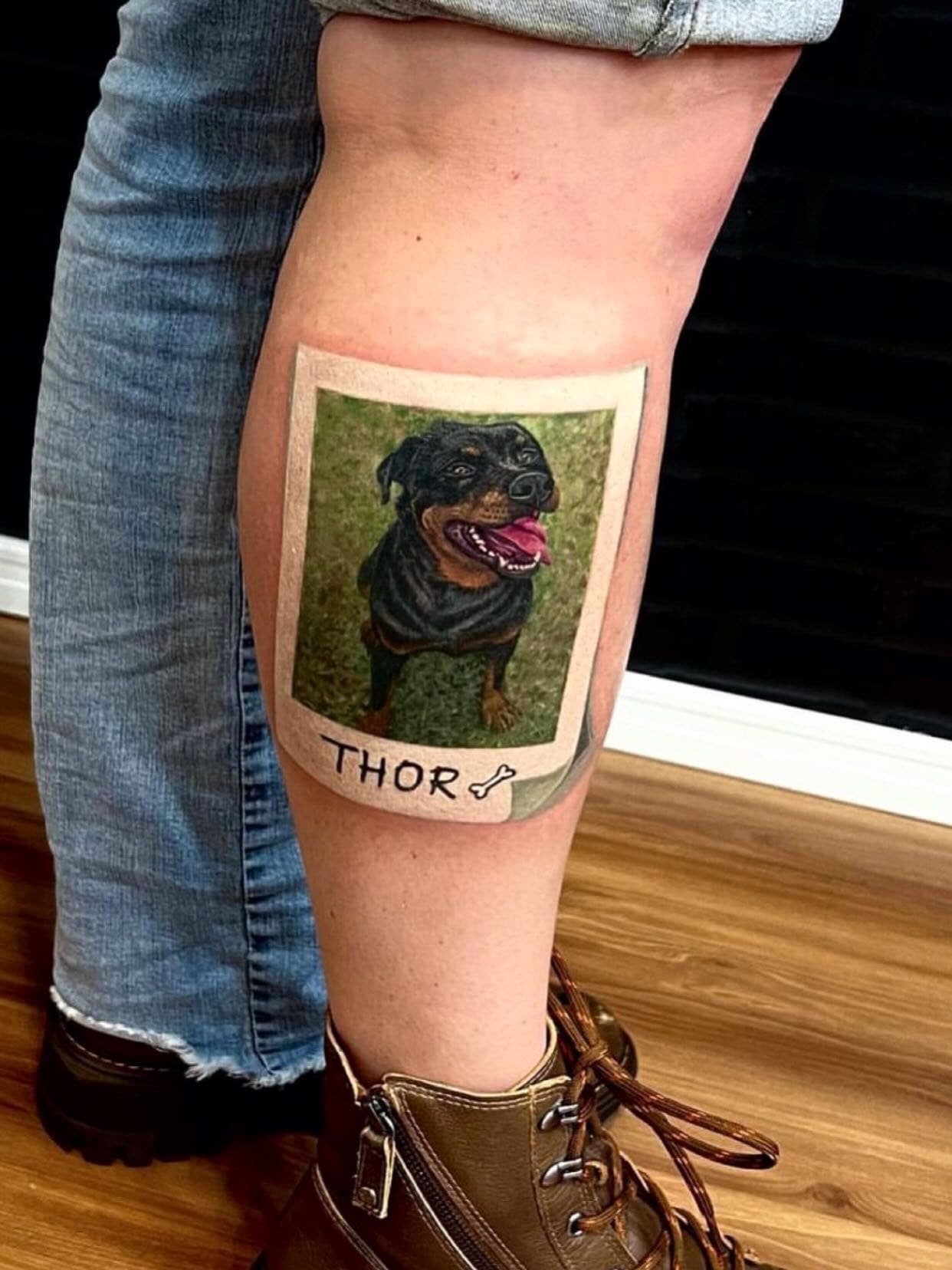 Tatuaggio realistico a colori di un cane in stile fotografia