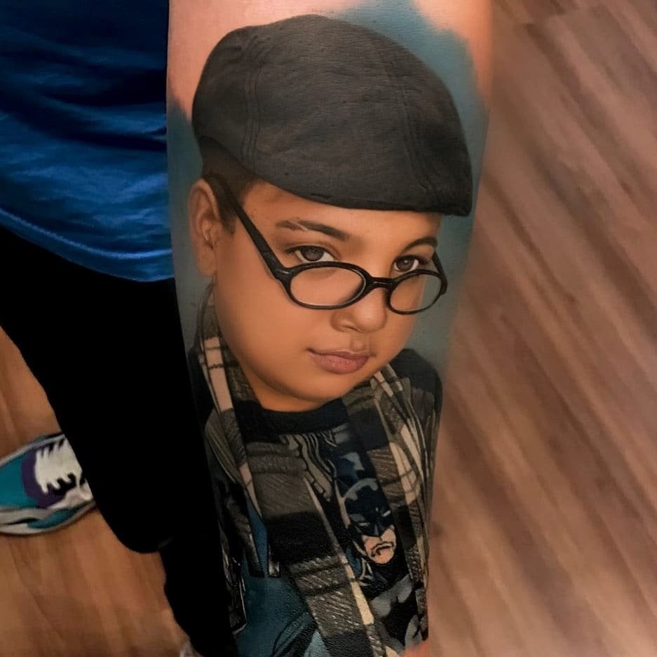 Tatuaggio realistico ritratto di un bambino