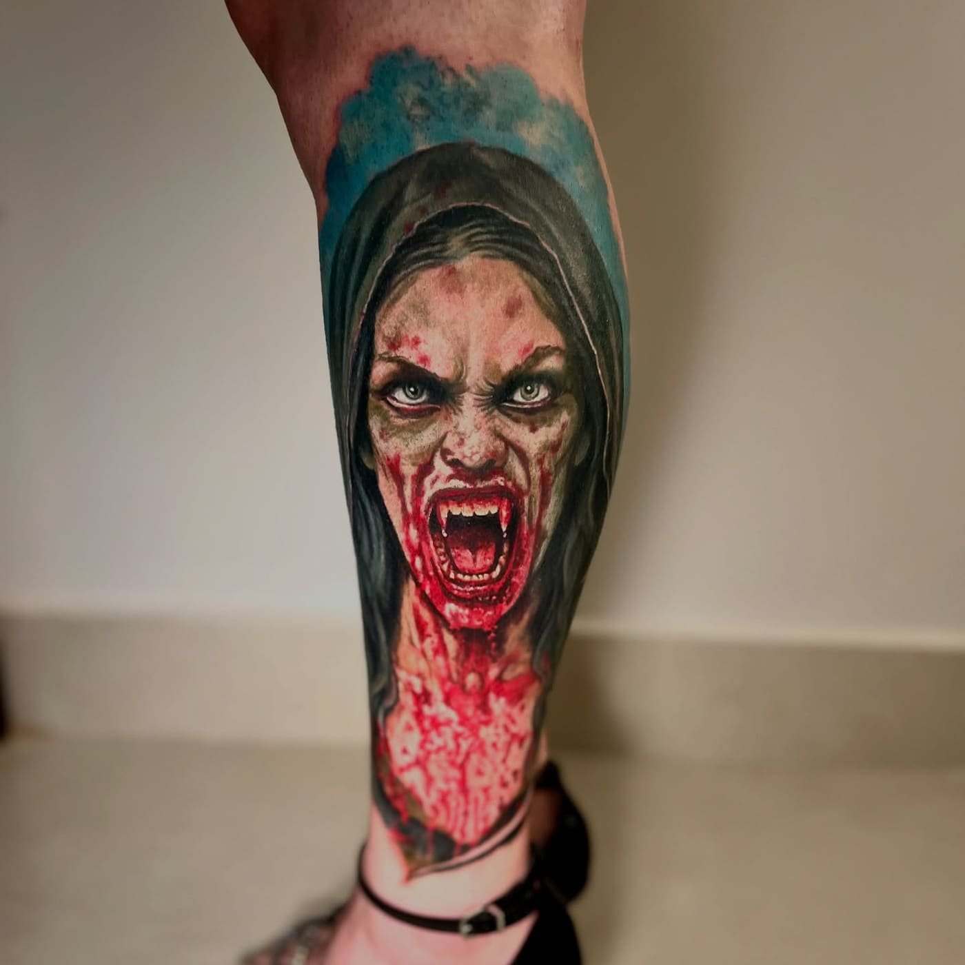Tatuaggio realistico horror, volto femminile stile vampiro